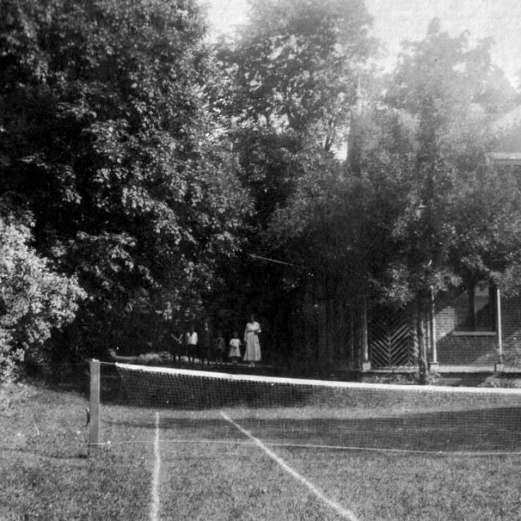 Lawn Tennis Court at Hillary House – Aurora Tennis